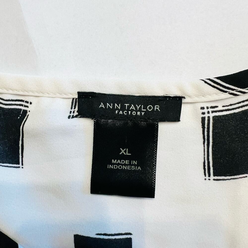 Ann Taylor Factory Women’s Short Sleeve Button-Up White Black Blouse Size XL - Picture 4 of 5